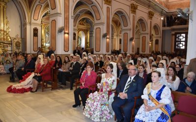 DEVOCIÓN EN LA OFRENDA FLORAL A LA VIRGEN DEL ROCÍO