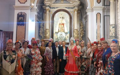 El Coro rociero «Azahares» de la Casa de Andalucía Juan Ramón Alberti (Alicante), canta a la Virgen del Rocío, en la misa mensual de la FECAV